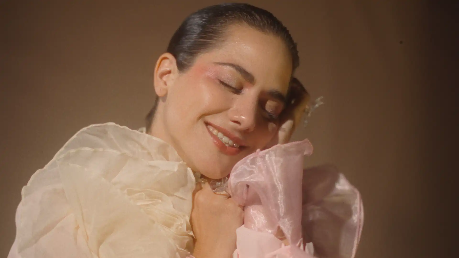 Rocio Manzur cantando con sombrero